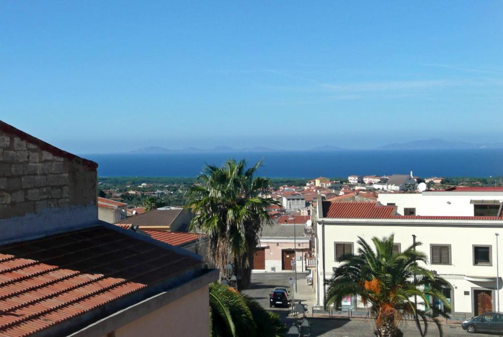 索尔索Casa Romantica的享有棕榈树和大海的城市美景。
