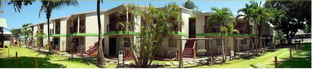 科韦尼亚斯Hotel Nitana的一座棕榈树环绕的大建筑