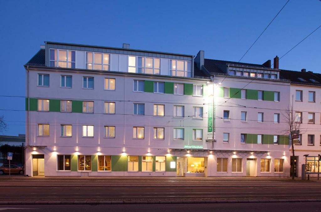 不莱梅威斯特伐利亚酒店 的一座白色的大建筑,有很多窗户