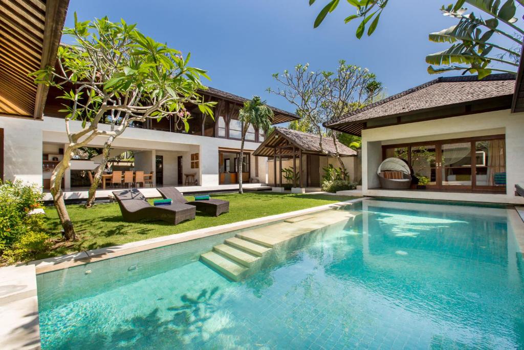塞米亚克巴厘岛水别墅精品度假Spa酒店的一座房子后院的游泳池
