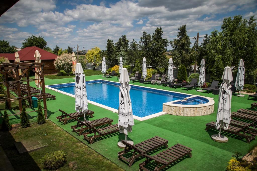 BaiaHotel Mondial - Baia的一个带草坪椅和遮阳伞的游泳池