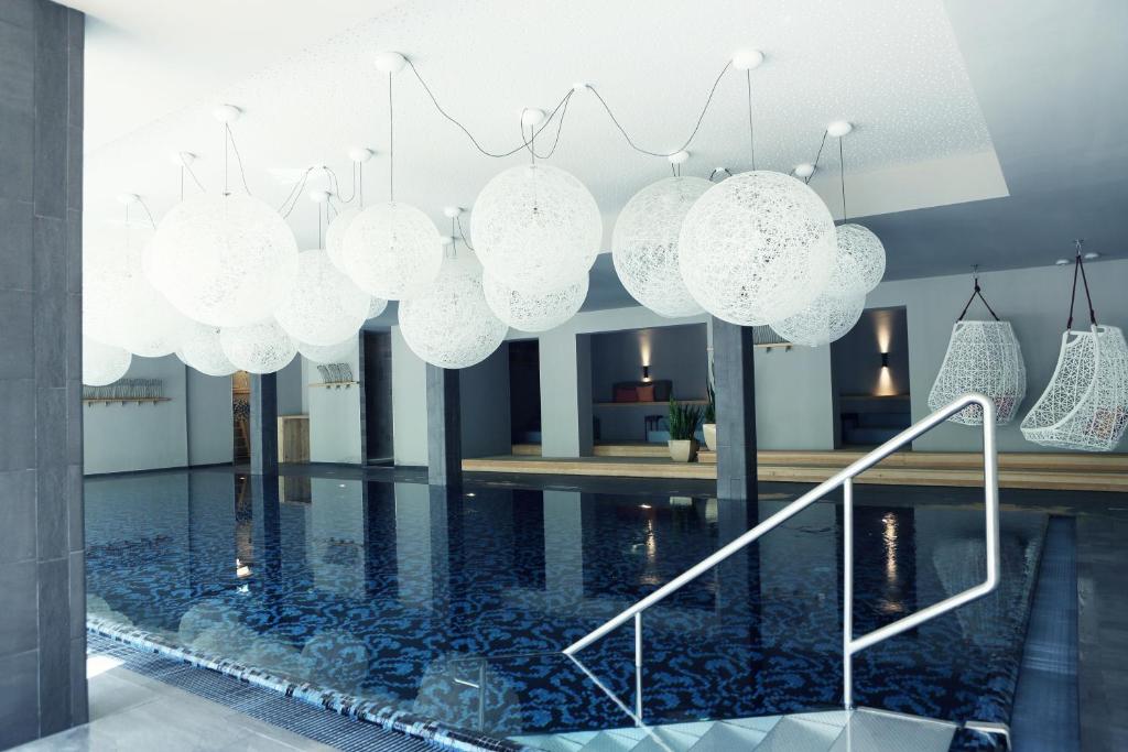 布兰德瓦利斯尔霍夫酒店的游泳池上悬挂着一盏灯