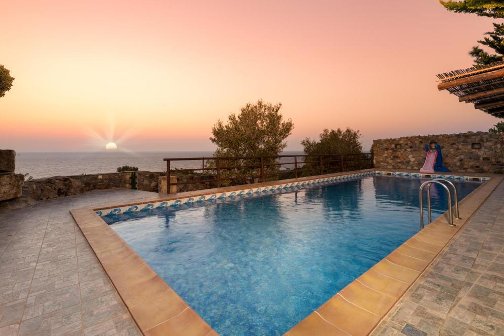 AmigdhalokeFálionSea-Sunset Views Villa Lefkothea with Private Pool near Elafonissi的一座背景海洋的游泳池