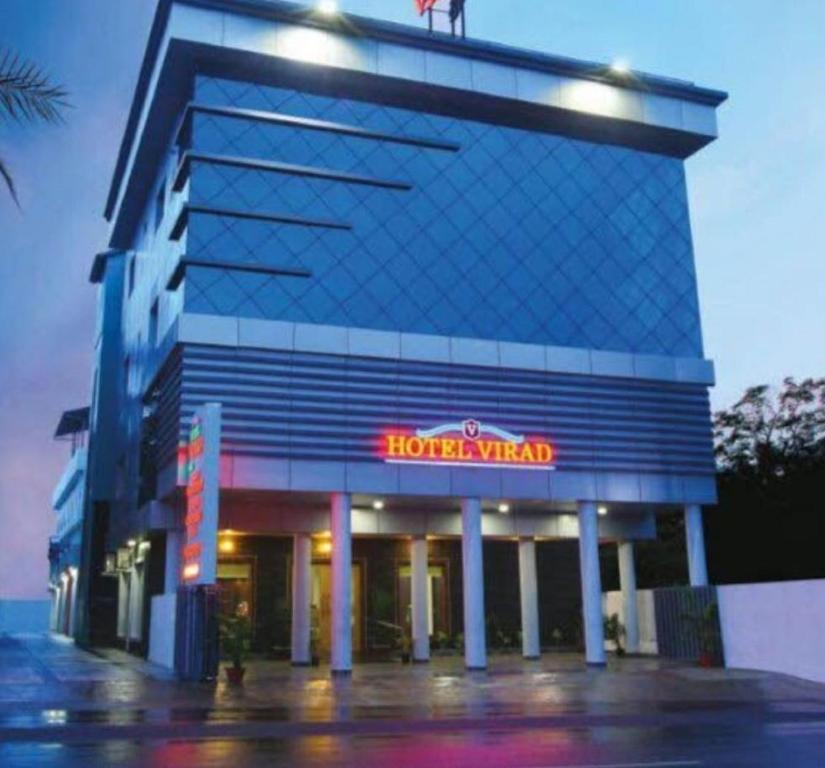 KottakkalHotel Virad的建筑前方有标志的酒店