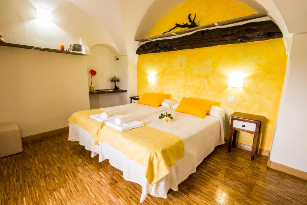 GrimaldoLa Posada de Grimaldo的一间卧室设有一张黄色墙壁的大床