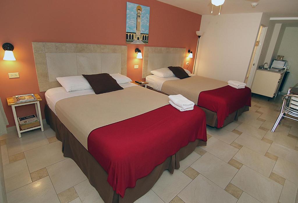 圣胡安波多黎各梦想酒店的酒店客房,设有两张带红色墙壁的床