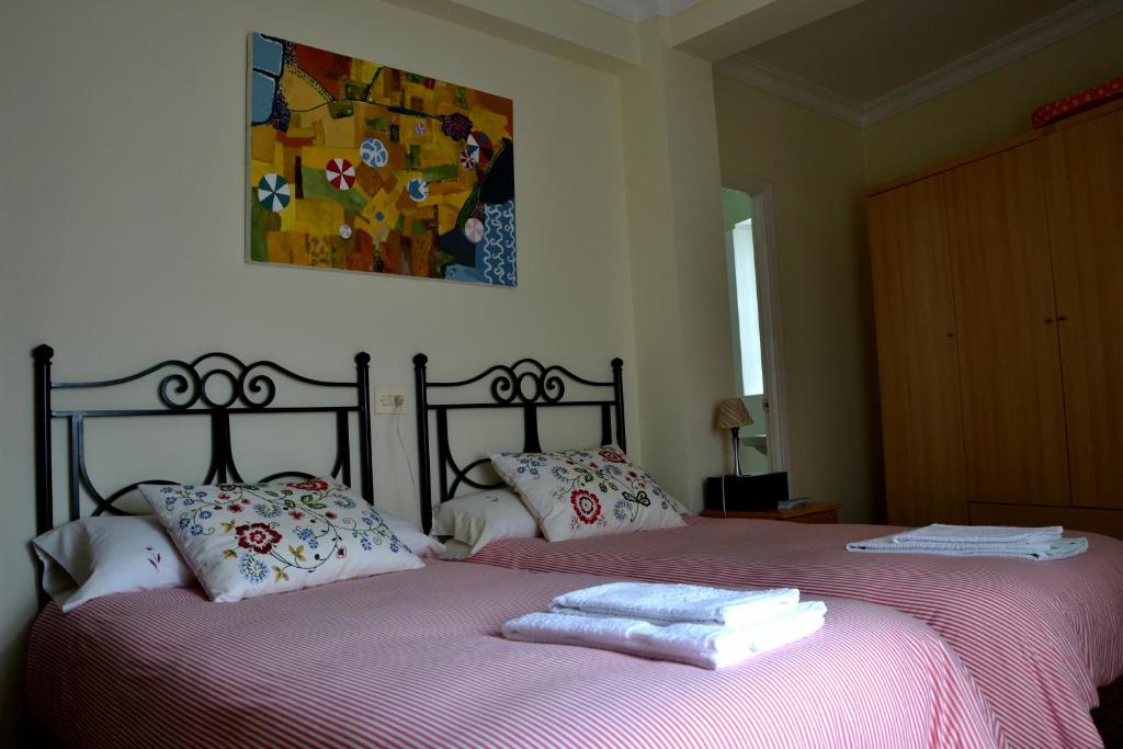 LadridoPension Bajamar的一间卧室配有两张带毛巾的床