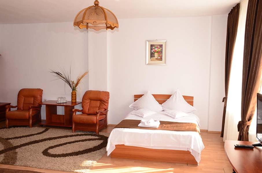 克卢日-纳波卡德拉法酒店的卧室配有一张床和一张桌子及椅子