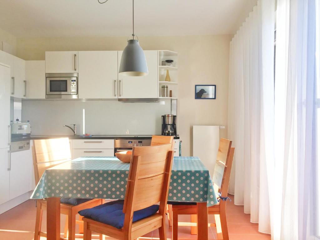 朱列斯拉赫Kurparkcarree - Ferienwohnung "Amber"的厨房配有桌椅