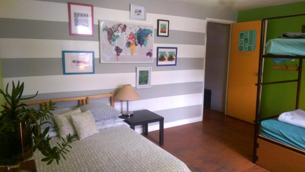 蒙特利尔奥博尔格另类酒店的一间卧室配有一张床和条纹墙
