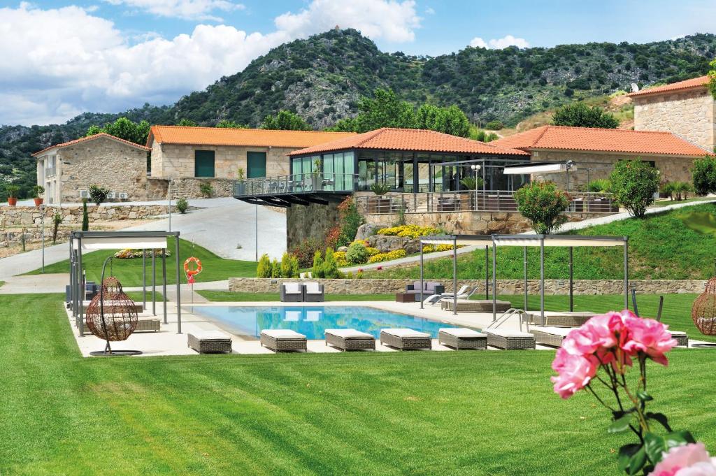 托里迪蒙科尔武昆塔达特林查乡间别墅酒店的庭院中带游泳池的房子