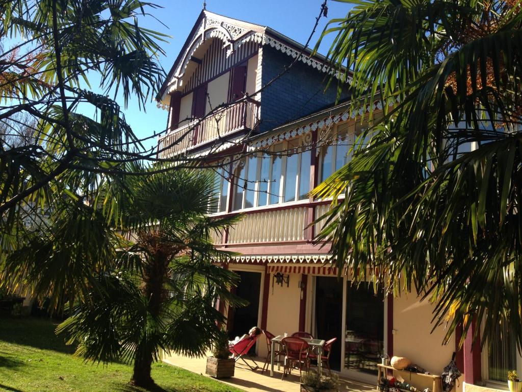 巴涅尔德比戈尔帕勒米耶住宿加早餐旅馆的前面有棕榈树的建筑