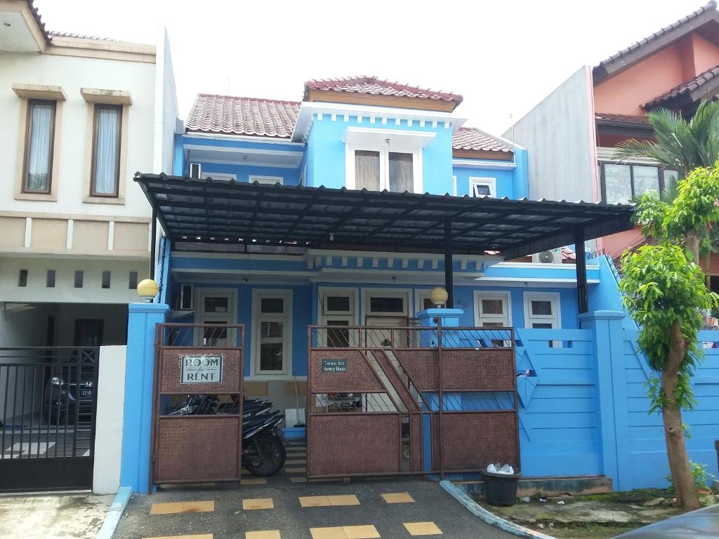 塞尔蓬塞尔蓬民宿的蓝色房子,有黑色屋顶