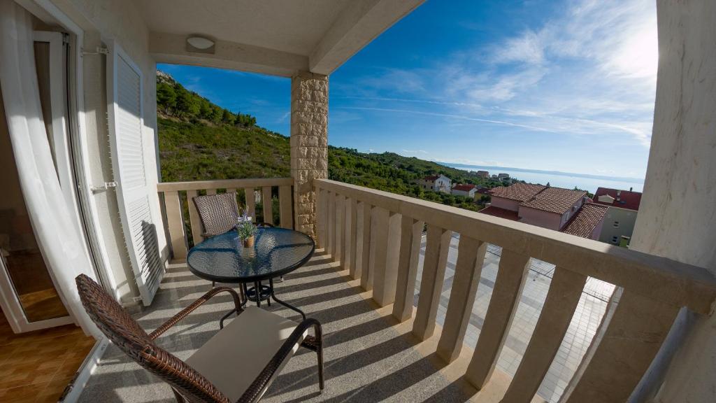 普罗马尼亚White Stone Villa的海景阳台上的桌椅