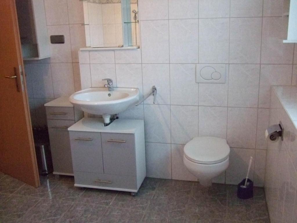 派内Apartment OG 2的一间带水槽和卫生间的浴室