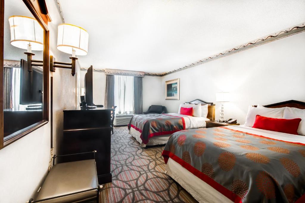 亚特兰大亚特兰大机场华美达广场酒店的酒店客房设有两张床和电视。
