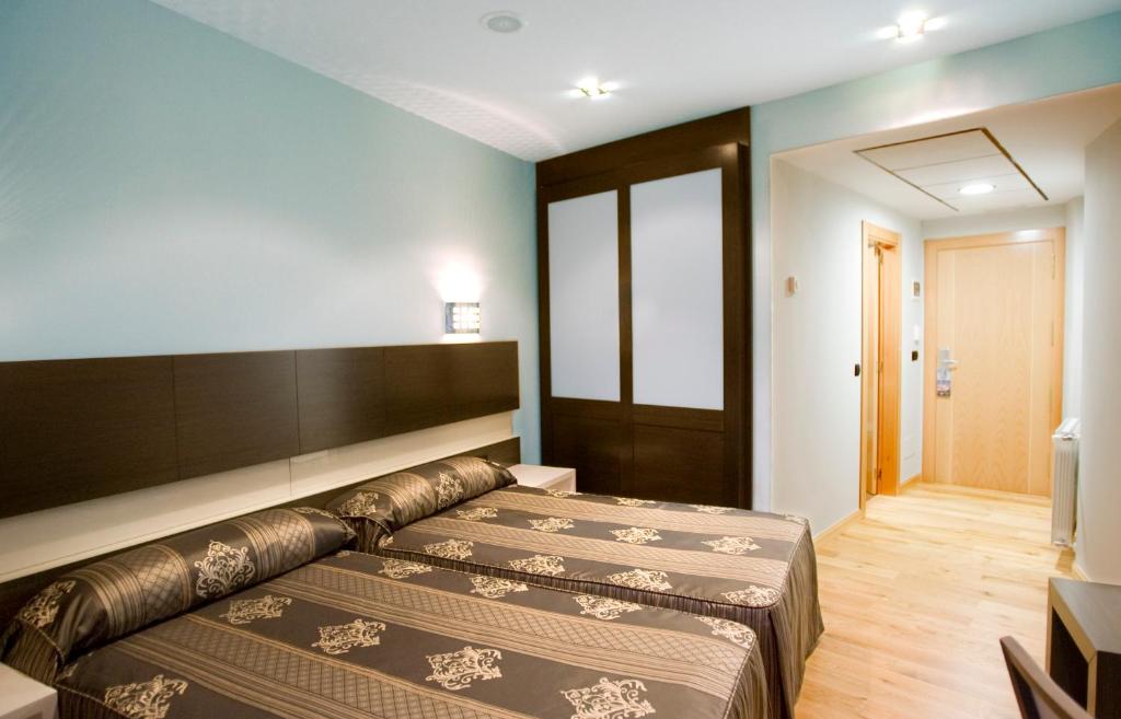 桑托尼亚Hospedaje La Tortuga的一间设有床铺的蓝色墙壁客房