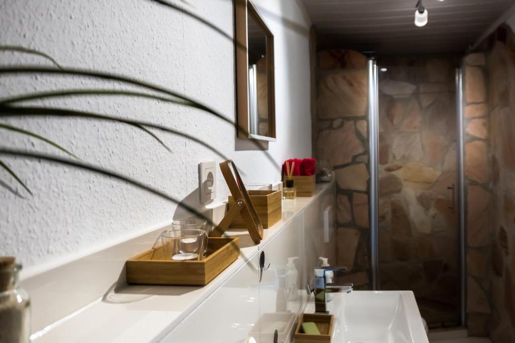 科隆拉斯公寓的一间带水槽和镜子的浴室