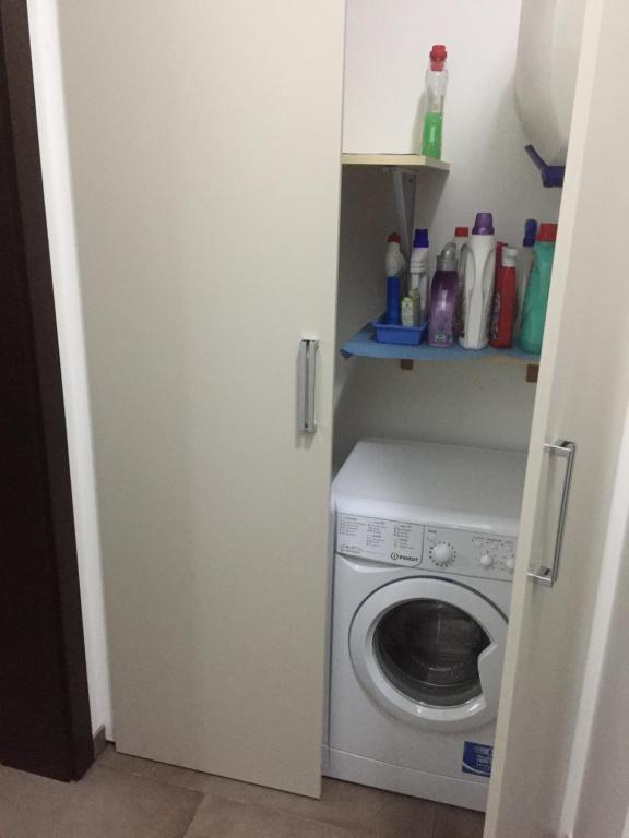 斯佩基亚Casa Salento的洗衣房内提供洗衣机