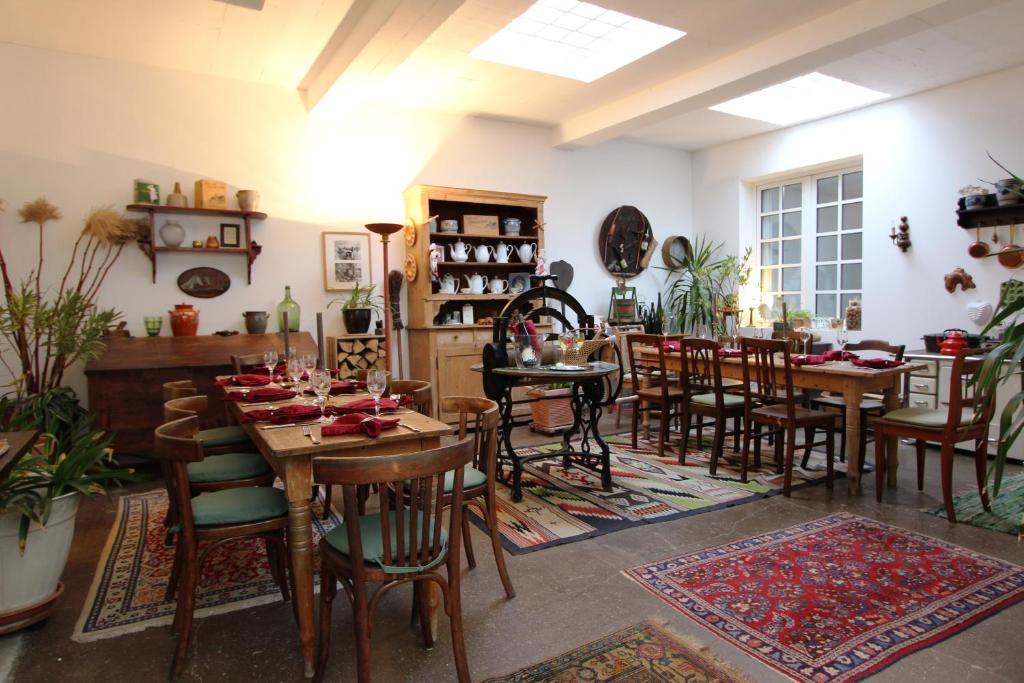 特拉本特拉巴赫Landgasthaus am Ufer的用餐室配有木桌和椅子