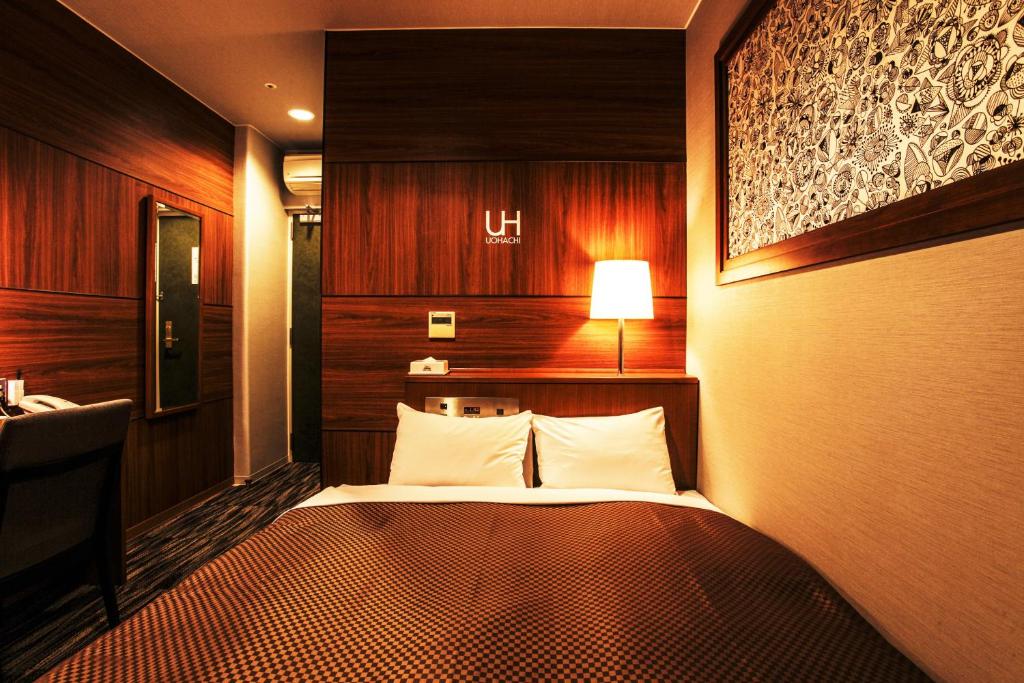 丰田市优哈池皇家酒店的酒店客房,配有床和灯