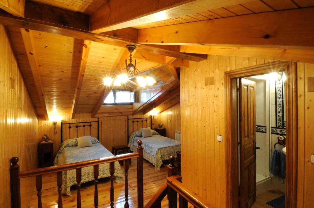 帕哈雷斯Casa Guela的小木屋内一间卧室,配有两张床