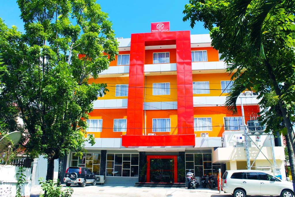 美娜多美娜多马洛桑酒店的一座橙色和白色的建筑,红色
