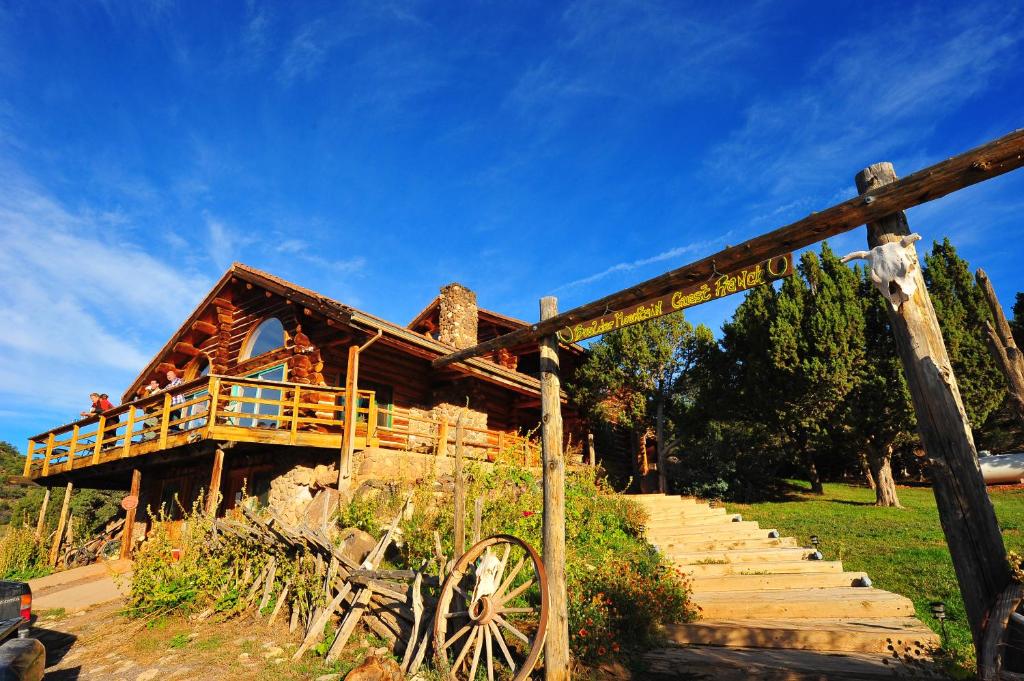 博尔德博尔德牧场山区旅馆的小木屋设有木门廊和楼梯。