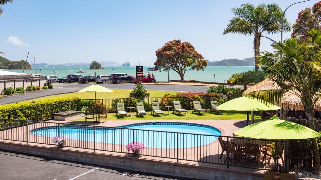 派西亚安克雷奇汽车旅馆的一个带桌椅和遮阳伞的游泳池