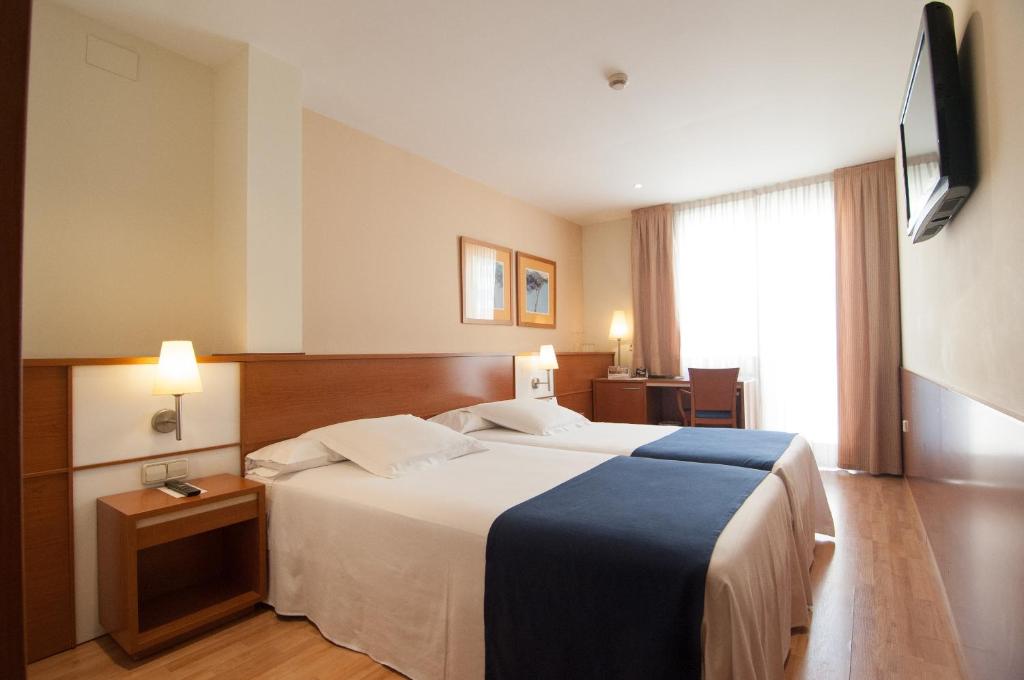 瓦伦西亚Hotel RH Sorolla Centro的一间设有大床和窗户的酒店客房