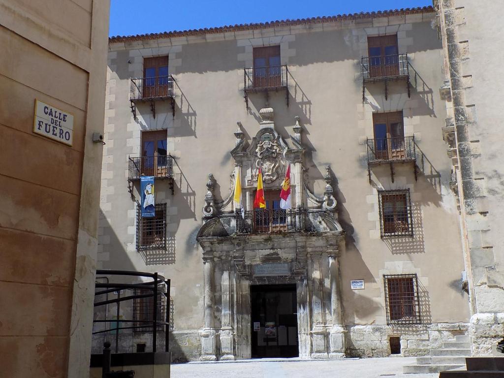 昆卡Hospederia Seminario Conciliar de San Julián的一面有旗帜的建筑