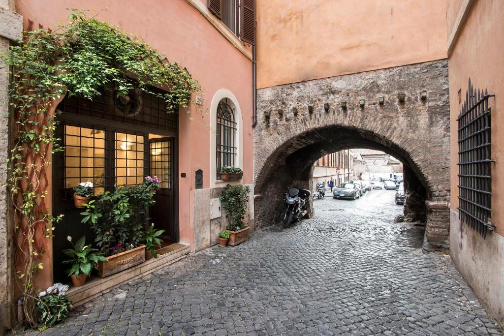 罗马阿科德尔劳罗住宿加早餐旅馆的老建筑中一条带拱门的小巷