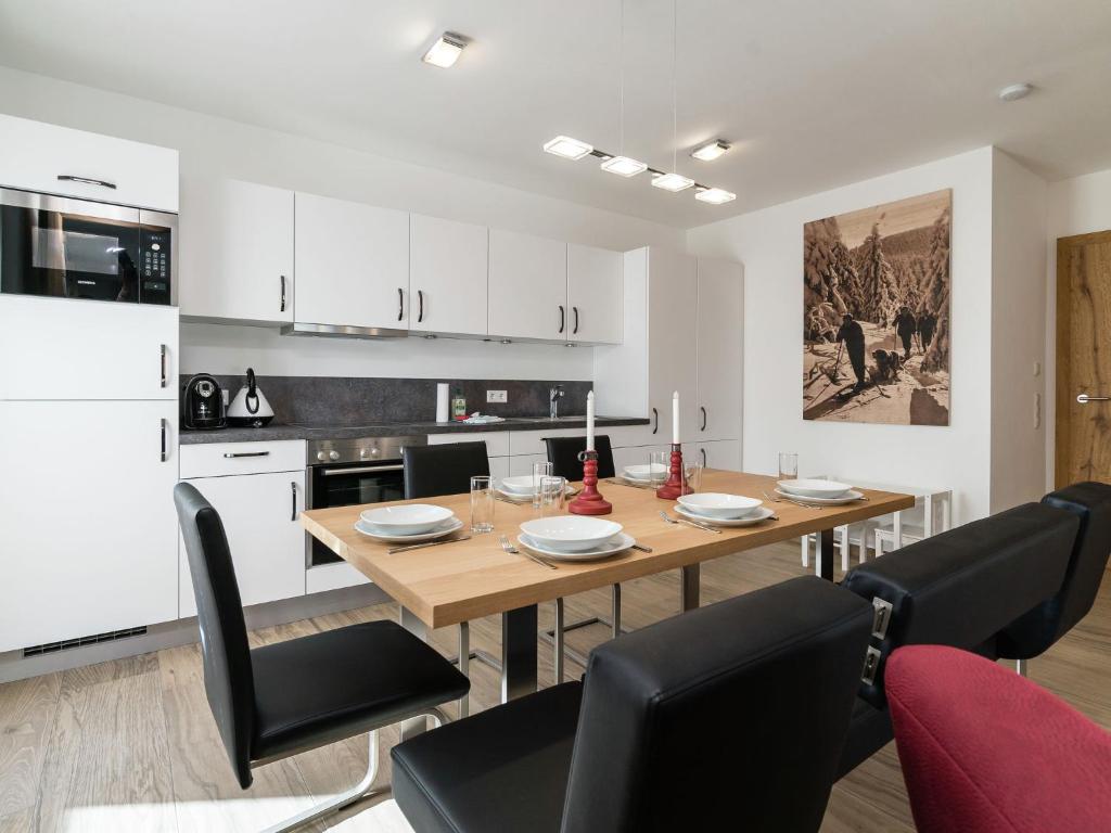 平茨高谷地霍勒尔斯巴赫Beautiful apartment near the ski area的厨房以及带木桌和椅子的用餐室。