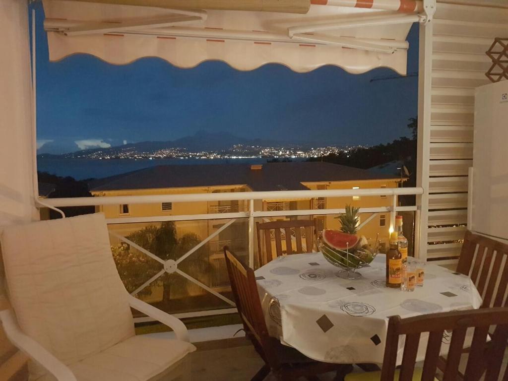 莱特鲁瓦西莱Studio KASANACO avec vue la baie de Fort de France的美景阳台配有桌椅