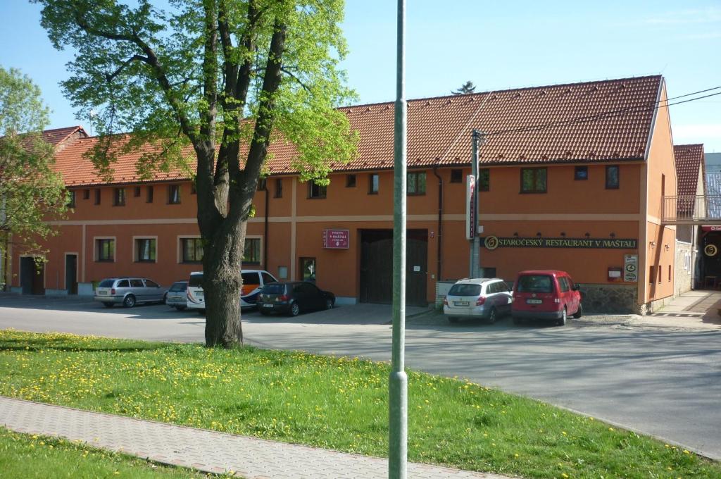 Kněževes玛什塔利酒店的停车场内有车辆的建筑物