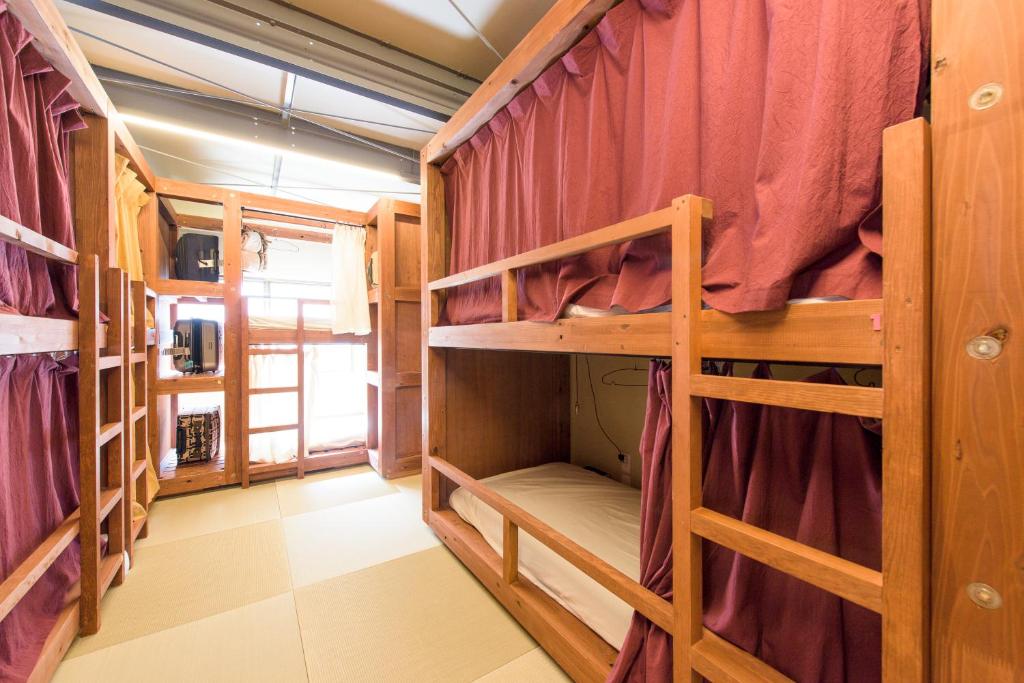 东京葡萄屋高圆寺旅舍的一间房间,内设几张双层床