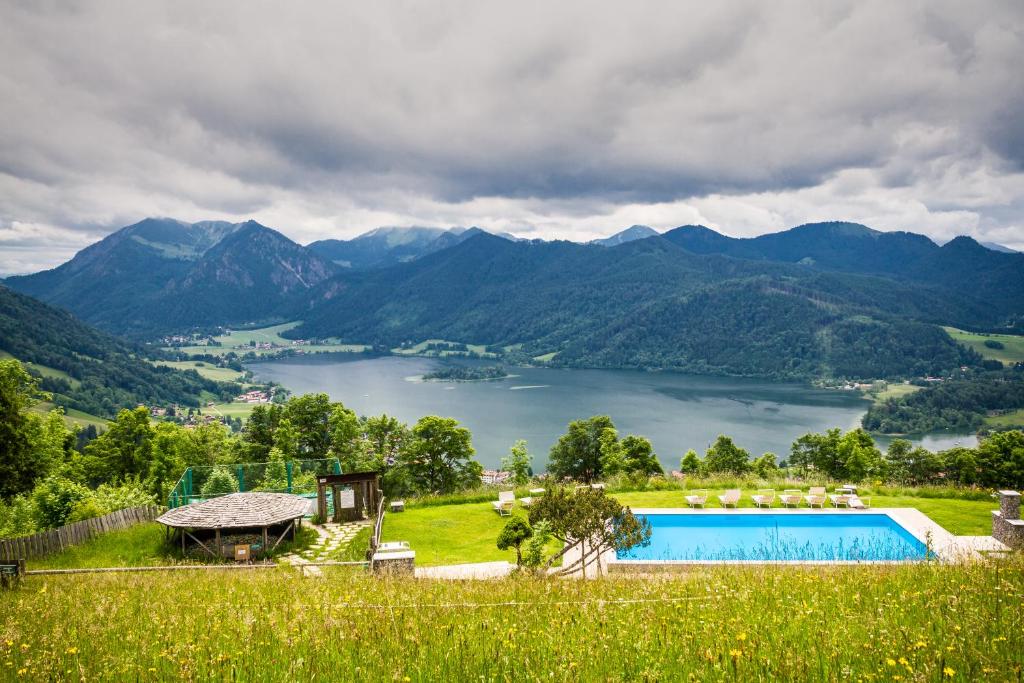 施利尔塞施利尔斯伯格阿尔姆酒店的享有湖泊和山脉美景的别墅