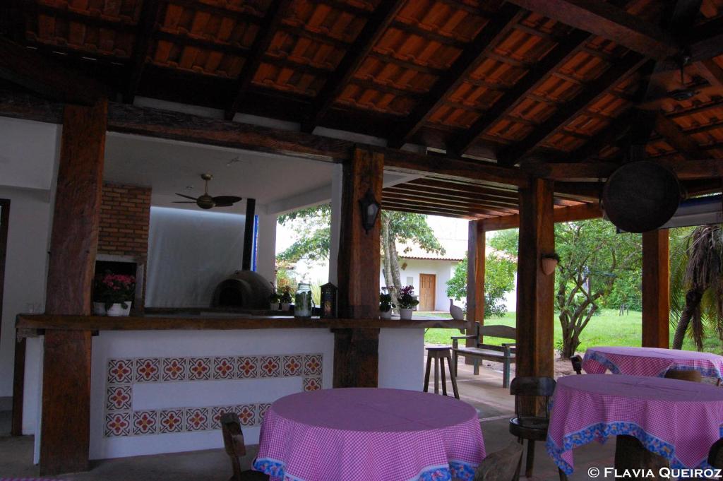 BaíaPousada Pequi的客厅配有紫色桌子和壁炉