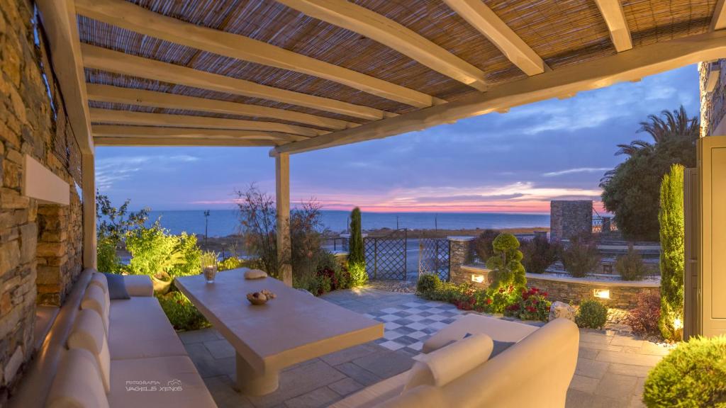 霍里顿Sunrise Pelion Sea View Villas的一个带桌子的海景庭院