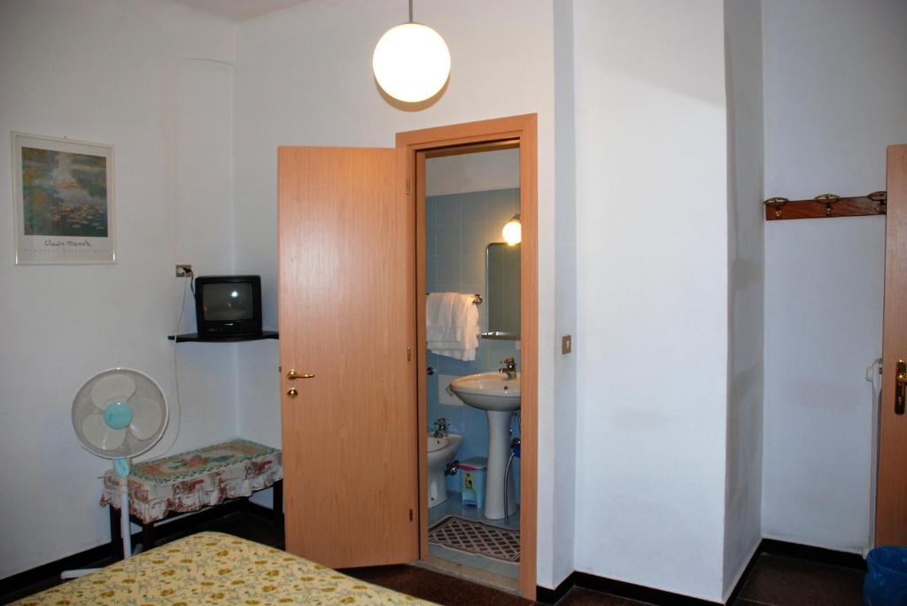 热那亚马杰尔酒店的一间带水槽、卫生间和门的浴室