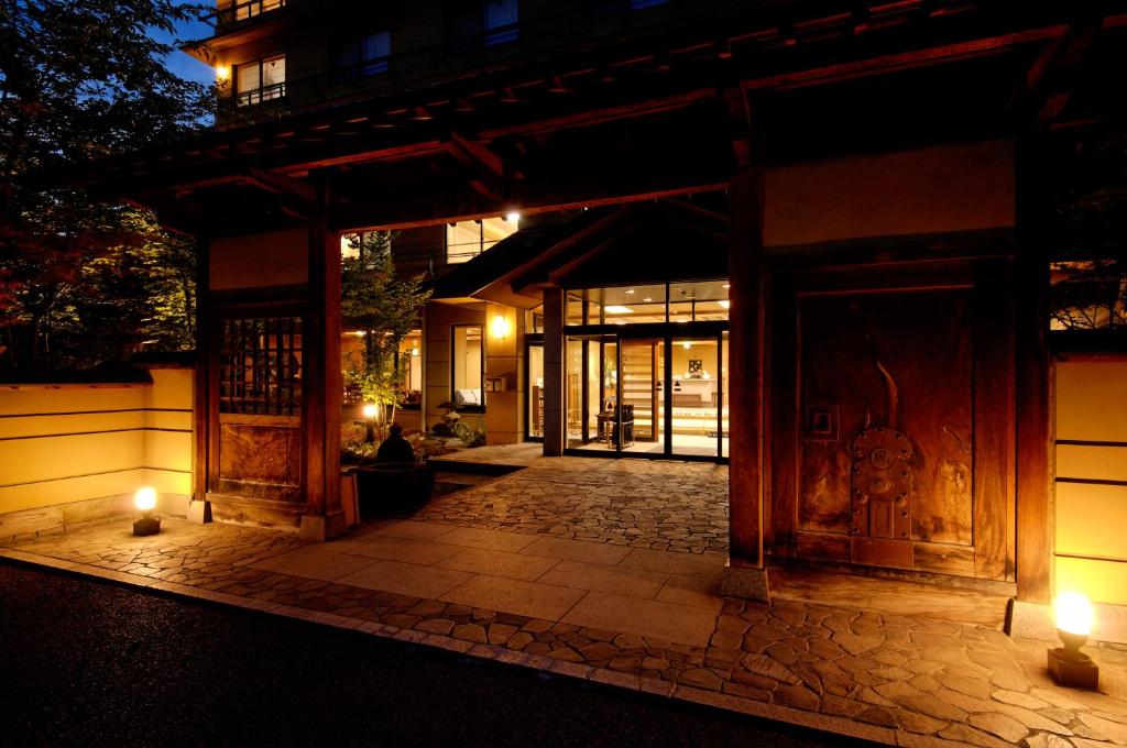 山之内町涩酒店的夜间有灯的建筑物入口