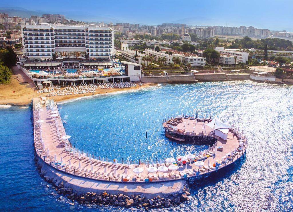 阿萨拉尔阿祖拉豪华度假酒店 - 全膳的一个带遮阳伞的大型游泳池和一个度假村