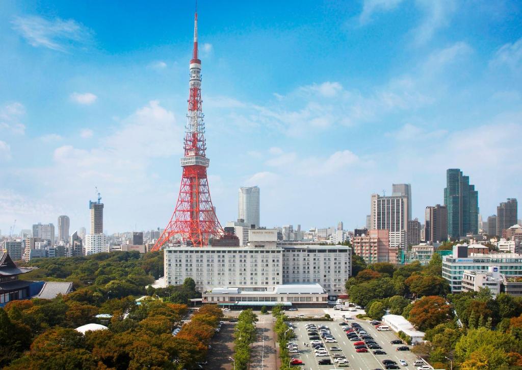 东京东京王子大饭店的享有艾菲尔铁塔和停车场的景色
