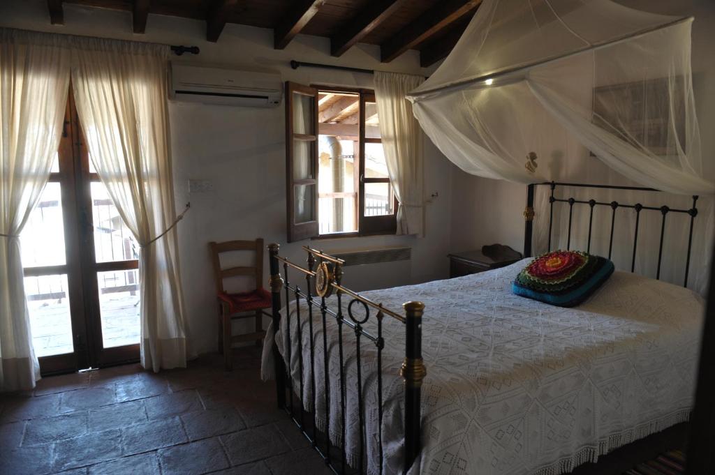 卡科佩特里亚赞果洛斯别墅乡村民宿的一间卧室配有一张带天蓬的床