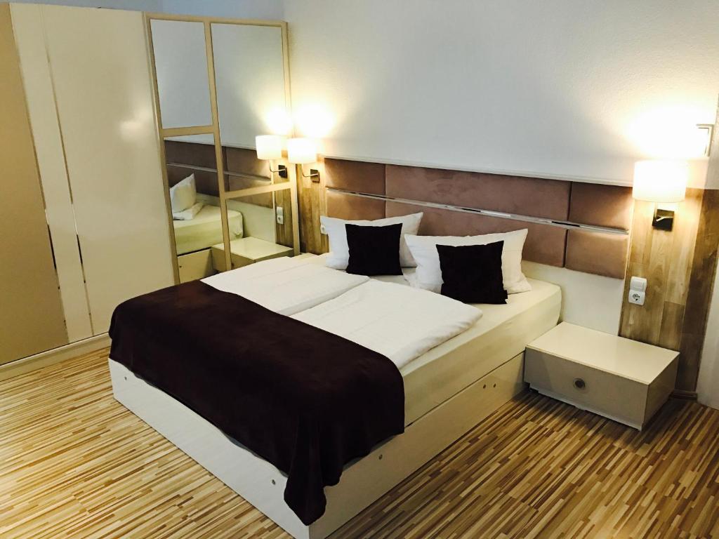 巴特洪堡市中漫步酒店的一间卧室配有一张大床和镜子