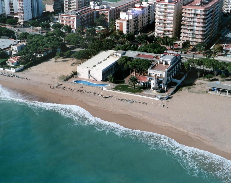 马尔格莱特德玛Hotel Amaraigua – All Inclusive – Adults Only的享有海滩空中美景,设有建筑