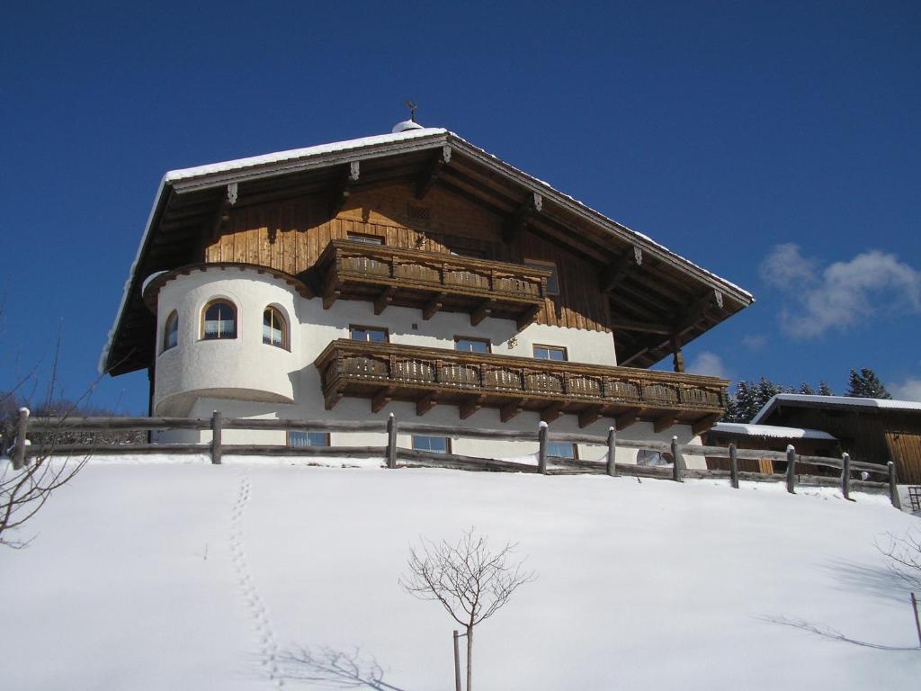 阿布特瑙豪斯奥贝拉斯拉克酒店的一座位于雪覆盖的山顶上的建筑