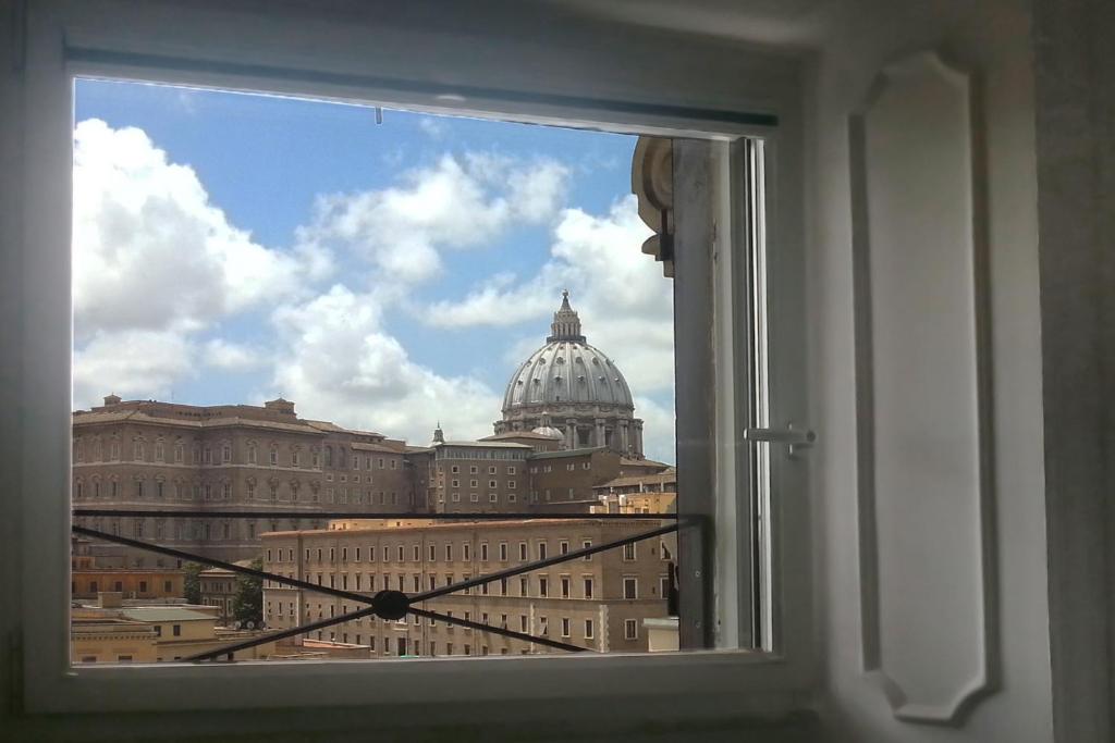 罗马La Rosa del Vaticano Luxury Apartment的享有国会大厦景致的窗户