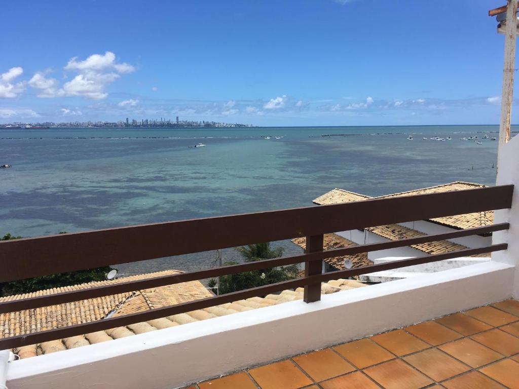 伊塔帕里卡岛维拉克鲁兹Dúplex Frente Mar na ilha de Itaparica的阳台享有海景。