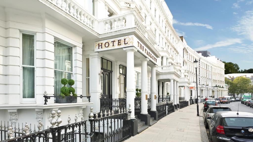 伦敦公园城大广场肯辛顿酒店的一条城市街道上的一排白色建筑